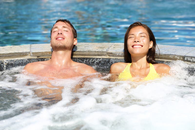 Spa par som kopplar av tycka om den varma bubbelpoolen, badar royaltyfria bilder Spa par som kopplar av tycka om den varma bubbelpoolen, badar royaltyfria bilder