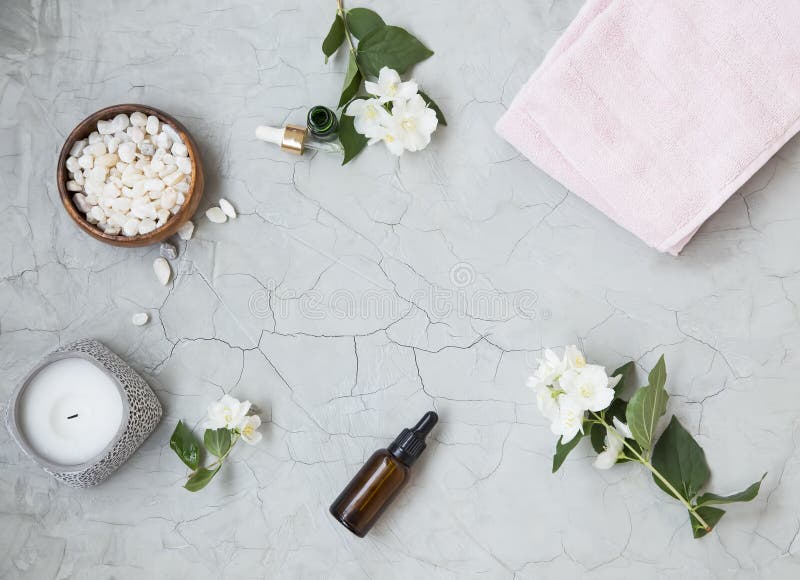 Spa and skincare flatlay setting with jasmine oil and flowers. Spa setting flatlay with bath salt, jasmine oil bottle and flowers, towel and natural soap. Spa royalty free stock photography Spa and skincare flatlay setting with jasmine oil and flowers. Spa setting flatlay with bath salt, jasmine oil bottle and flowers, towel and natural soap. Spa royalty free stock photography