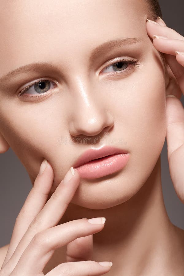 Spa skincareskönhet. Model framsida med clean hud royaltyfri foto
