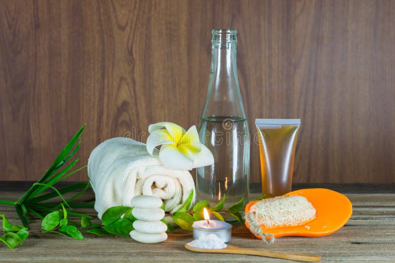 Spa stilleben med aromatiska stearinljus royaltyfria bilder Spa stilleben med aromatiska stearinljus royaltyfria bilder