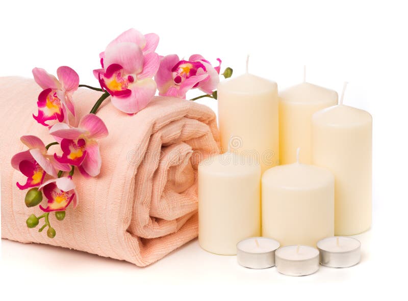 Spa stilleben med aromatiska stearinljus, orkidéblomman och handduken - Bild arkivfoton Spa stilleben med aromatiska stearinljus, orkidéblomman och handduken - Bild arkivfoton
