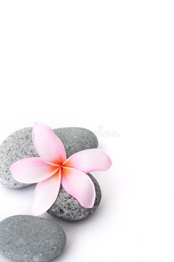 Tổng hợp ảnh về Spa stones on white background để trang trí nhà tắm như một spa chuyên nghiệp