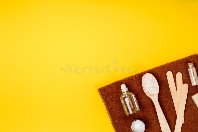 SPA ή wellness που θέτει στα άσπρα χρώματα Μπουκάλια με το ουσιαστικό πετρέλαιο αρώματος, πετσέτες, άλας θάλασσας στο κίτρινο υπό στοκ εικόνες SPA ή wellness που θέτει στα άσπρα χρώματα Μπουκάλια με το ουσιαστικό πετρέλαιο αρώματος, πετσέτες, άλας θάλασσας στο κίτρινο υπό στοκ εικόνες