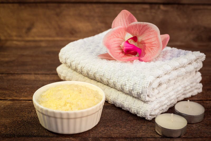 SPA ή σύνολο wellness Κίτρινο άλας θάλασσας στο άσπρο κύπελλο, κερί, towe στοκ εικόνα με δικαίωμα ελεύθερης χρήσης SPA ή σύνολο wellness Κίτρινο άλας θάλασσας στο άσπρο κύπελλο, κερί, towe στοκ εικόνα με δικαίωμα ελεύθερης χρήσης