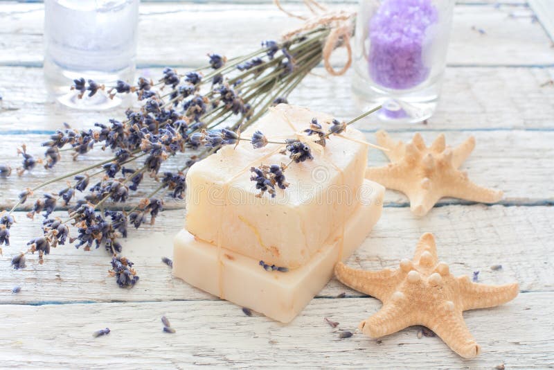 SPA που τίθεται με lavender, χειροποίητο σαπούνι, άλας θάλασσας και seastars στοκ εικόνες με δικαίωμα ελεύθερης χρήσης SPA που τίθεται με lavender, χειροποίητο σαπούνι, άλας θάλασσας και seastars στοκ εικόνες με δικαίωμα ελεύθερης χρήσης