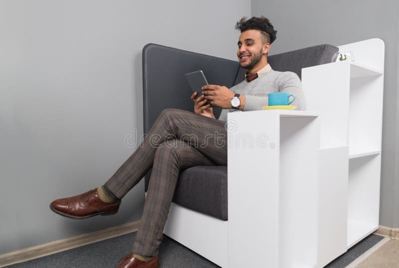 Spaanse Bedrijfsmens die Cel Slimme Telefoon Sit Modern Office Cafe Businessman met behulp van stock afbeeldingen Spaanse Bedrijfsmens die Cel Slimme Telefoon Sit Modern Office Cafe Businessman met behulp van stock afbeeldingen