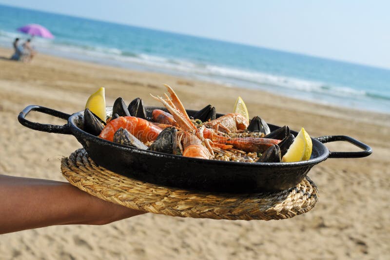 Spaanse paella op het strand stock afbeelding Spaanse paella op het strand stock afbeelding