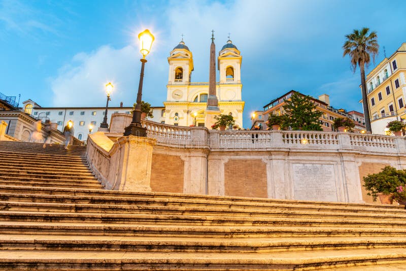 Spaanse Stappen, het Italiaans: Scalinata Di Trinita dei Monti, 's nachts in Rome, Italië royalty-vrije stock foto's Spaanse Stappen, het Italiaans: Scalinata Di Trinita dei Monti, 's nachts in Rome, Italië royalty-vrije stock foto's