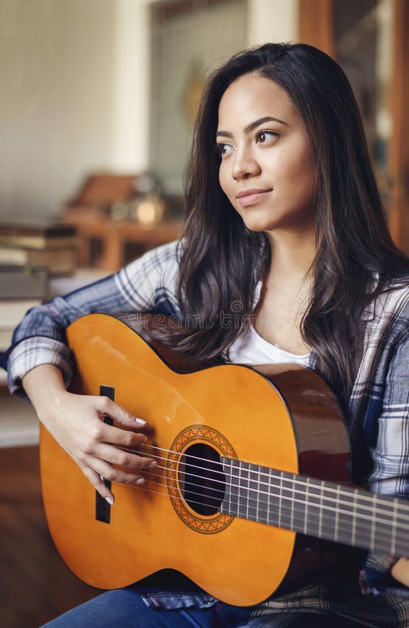 Spaanse vrouw die akoestische gitaar spelen royalty-vrije stock afbeeldingen Spaanse vrouw die akoestische gitaar spelen royalty-vrije stock afbeeldingen