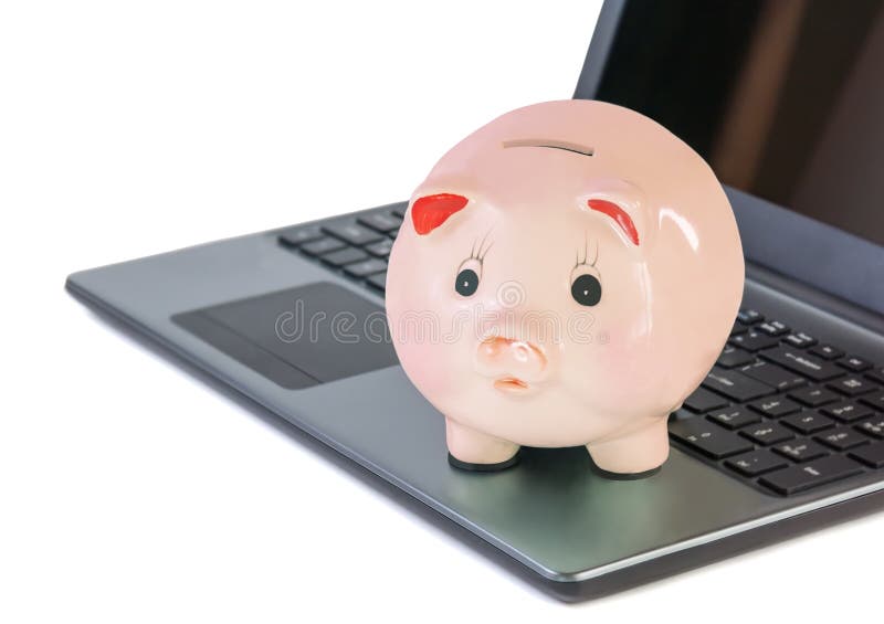 Spaarvarken en laptop op wit stock foto Spaarvarken en laptop op wit stock foto