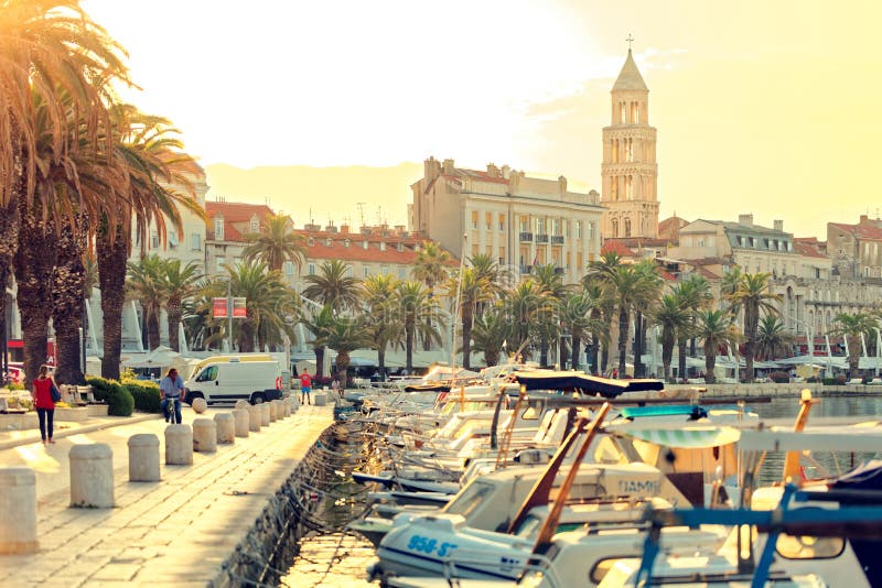 SPACCATURA, CROAZIA - 12 LUGLIO 2017: La bella vista del porto della città di spaccatura all'ora dorata con i lotti delle barche immagine stock SPACCATURA, CROAZIA - 12 LUGLIO 2017: La bella vista del porto della città di spaccatura all'ora dorata con i lotti delle barche immagine stock