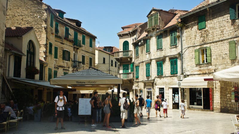 Spaccatura, Croazia - 07/22/2015 - vista della via con i caffè e le case di pietra in vecchia città, bella architettura, giorno s immagini stock Spaccatura, Croazia - 07/22/2015 - vista della via con i caffè e le case di pietra in vecchia città, bella architettura, giorno s immagini stock