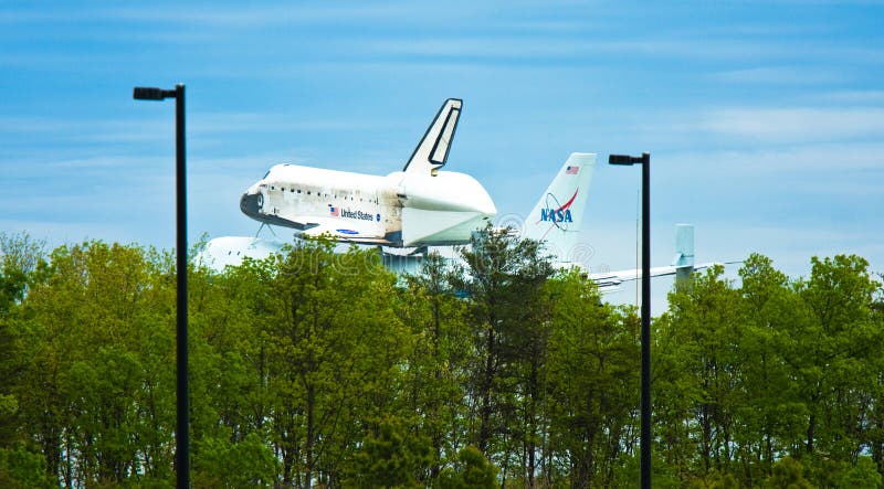 Space Shuttle Discovery Touching Down at Dulles royalty free stock photography