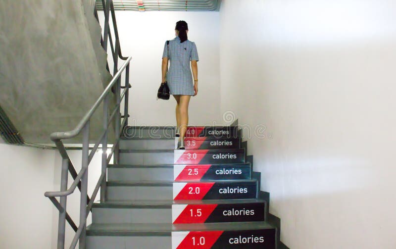 Spacer po schodach, aby stracić kalorie. kobieta