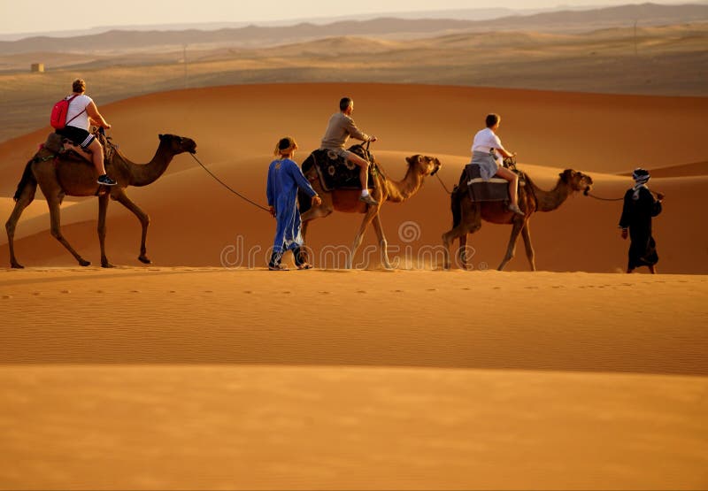 Spacer w erg pustyni w Maroko