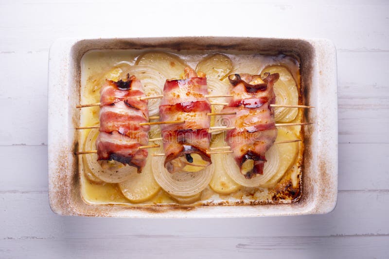 Spackad kyckling som valsats med bacon kokt i ugnen. Mekanisk kyckling som valsats med bacon kokt i ugnen.