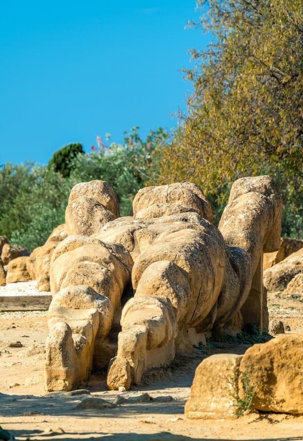 Spadać statua atlant przy świątynią Olimpijski Zeus w dolinie świątynie blisko Agrigento, Sicily zdjęcia royalty free Spadać statua atlant przy świątynią Olimpijski Zeus w dolinie świątynie blisko Agrigento, Sicily zdjęcia royalty free