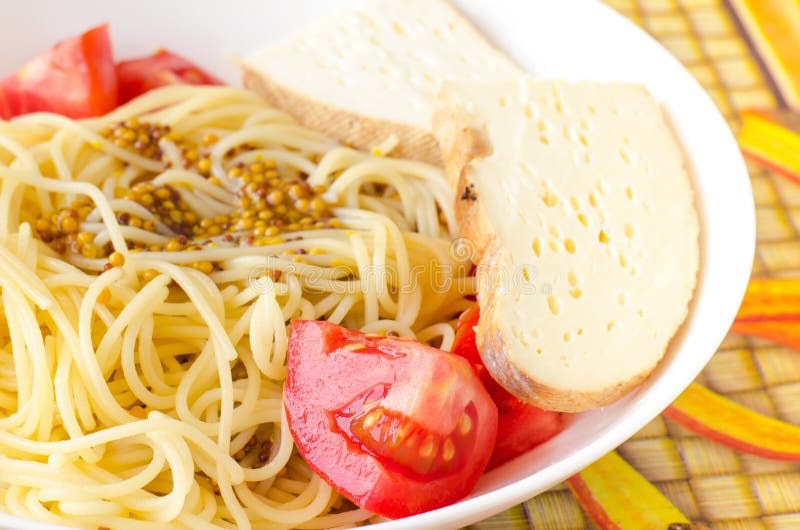 Spagetti de pâtes avec la tomate et le fromage dans la moutarde française photo stock Spagetti de pâtes avec la tomate et le fromage dans la moutarde française photo stock