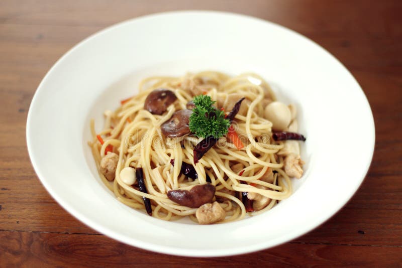 Spagetti med champinjonen för strikt vegetarian royaltyfri bild Spagetti med champinjonen för strikt vegetarian royaltyfri bild