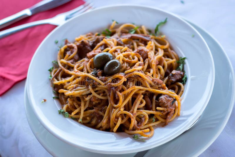 Spagetti med oliv royaltyfria bilder Spagetti med oliv royaltyfria bilder
