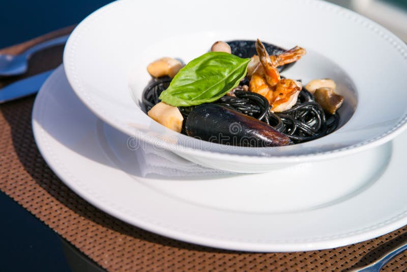 Spagetti με τα θαλασσινά σε ένα πιάτο στοκ φωτογραφίες με δικαίωμα ελεύθερης χρήσης Spagetti με τα θαλασσινά σε ένα πιάτο στοκ φωτογραφίες με δικαίωμα ελεύθερης χρήσης