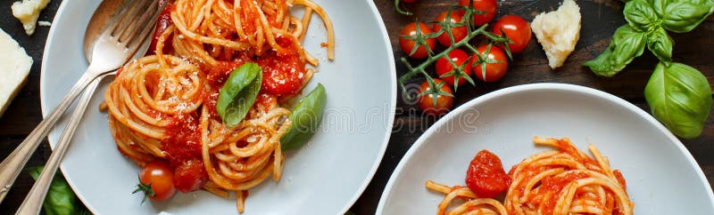 Spagettipasta med tomatsås, basilika och ost på en trätabell royaltyfri bild Spagettipasta med tomatsås, basilika och ost på en trätabell royaltyfri bild