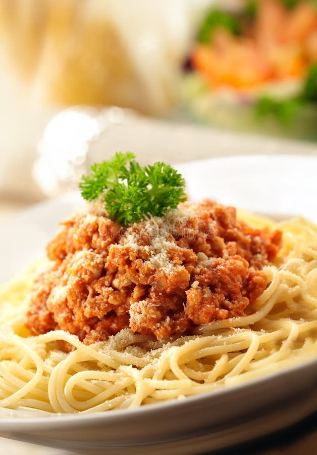 Špagety podáváme na talíř s masem.