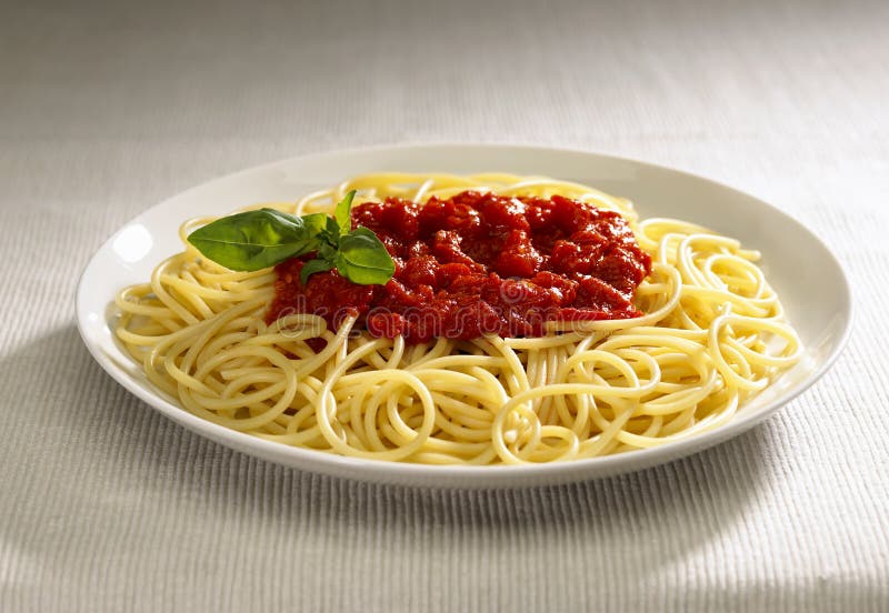 Spaghetti con salsa di pomodoro e basilico.