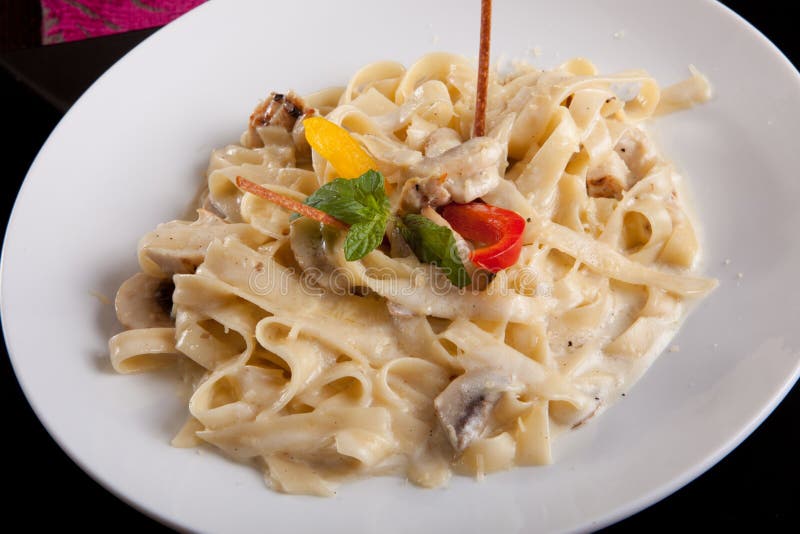 Spaghetti Avec De La Sauce Blanche Image stock Image du santé, fermer