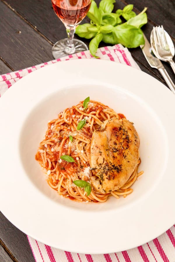Spaghetti En Sauce Tomate Avec Le Poulet Image stock Image du sauce