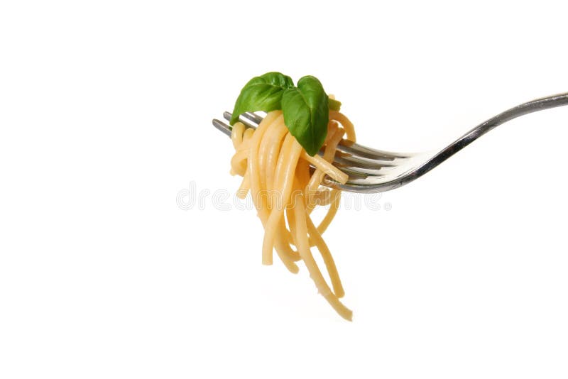 O espaguetis arrollado sobre el sobre el tenedor en blanco.
