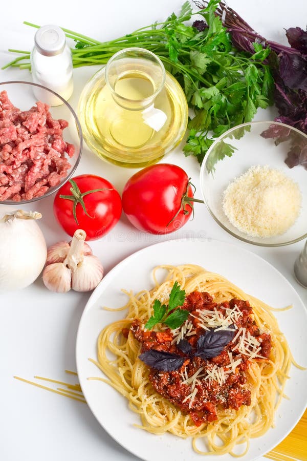 Spaghetti bolognese with ingredients