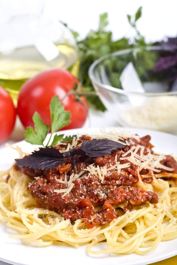 Spaghetti bolognese with ingredients