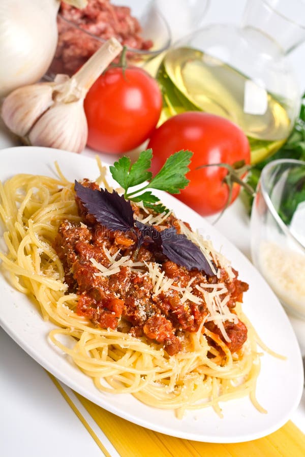 Spaghetti bolognese with ingredients