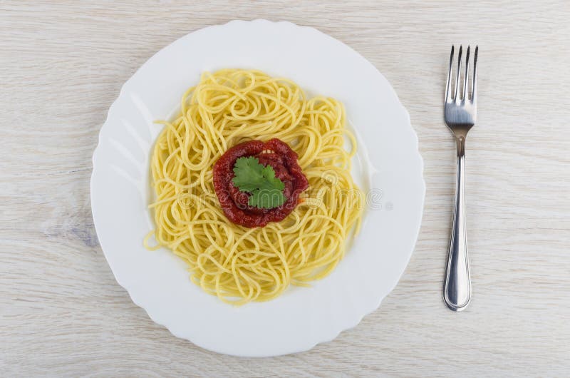 Spaghetti Bouillis Avec Le Ketchup Et Le Cilantro Dans Le Plat Blanc