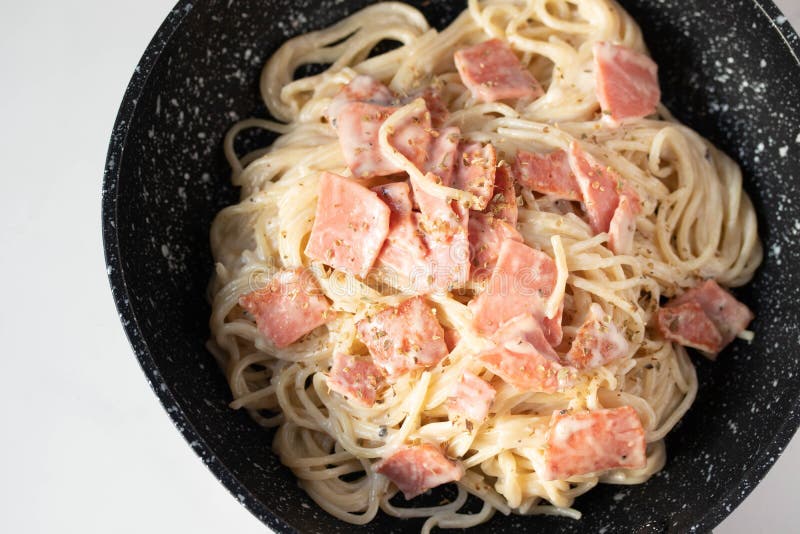 Spaghetti Carbonara Mit Schinken Und Oregano Stockfoto Bild von