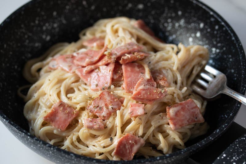 Spaghetti Carbonara Mit Schinken Und Oregano Stockfoto Bild von