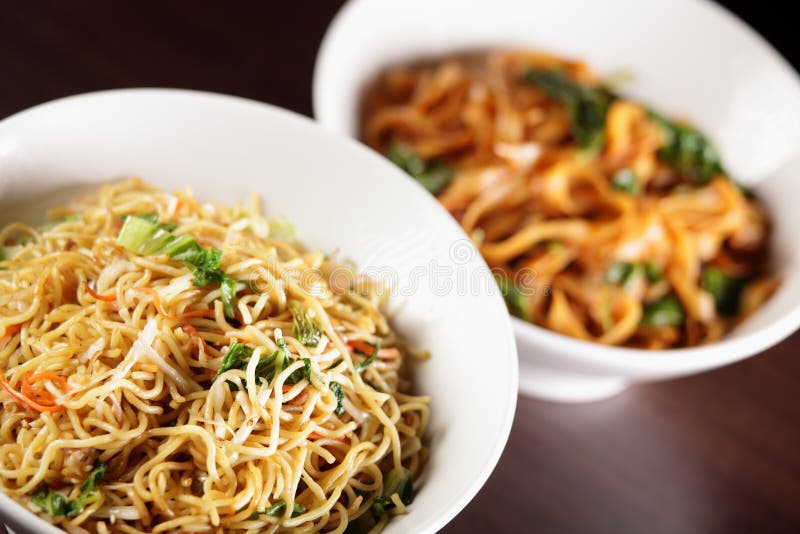 Spaghetti cinesi caldi con il contorno