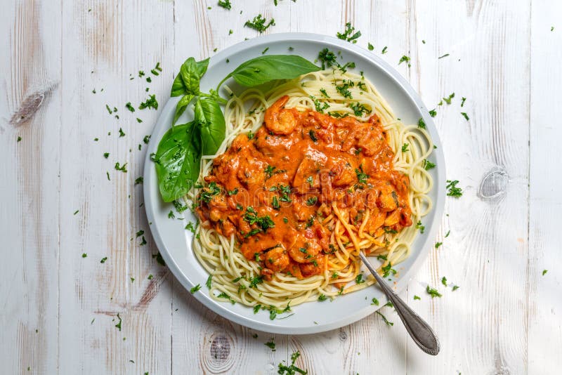 Spaghetti con i gamberetti in salsa al pomodoro fotografie stock Spaghetti con i gamberetti in salsa al pomodoro fotografie stock