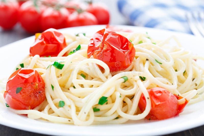 Spaghetti con i pomodori e le erbe arrostiti fotografie stock libere da diritti Spaghetti con i pomodori e le erbe arrostiti fotografie stock libere da diritti