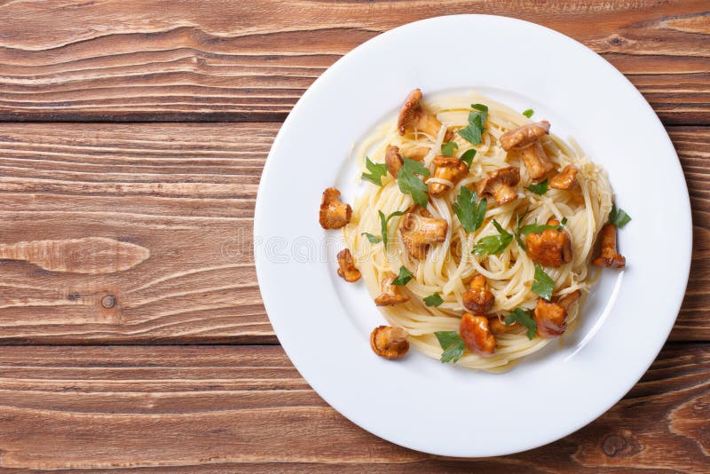 Spaghetti con il punto di vista superiore dei funghi dei galletti immagini stock libere da diritti Spaghetti con il punto di vista superiore dei funghi dei galletti immagini stock libere da diritti