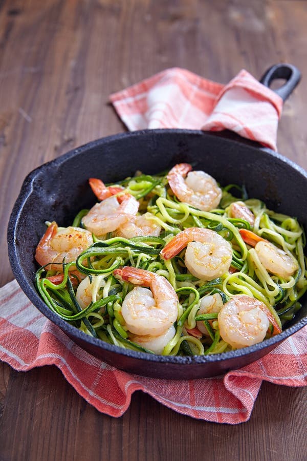 Spaghetti de courgette avec la crevette image stock Spaghetti de courgette avec la crevette image stock