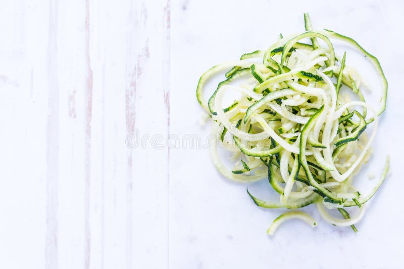 Spaghetti de courgette sur le fond blanc photos libres de droits Spaghetti de courgette sur le fond blanc photos libres de droits