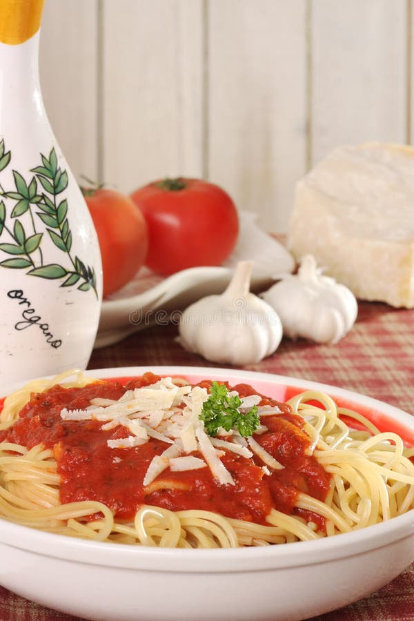 spaghetti de dîner photographie stock libre de droits spaghetti de dîner photographie stock libre de droits