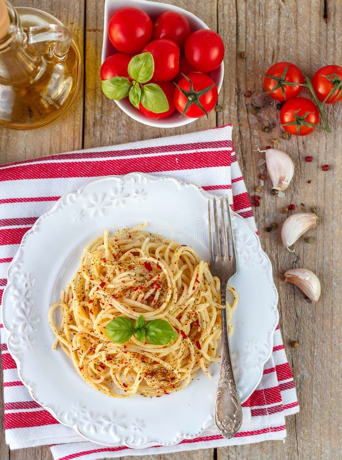 Spaghetti de pâtes avec les tomates et le Basil d'un plat blanc photographie stock libre de droits Spaghetti de pâtes avec les tomates et le Basil d'un plat blanc photographie stock libre de droits