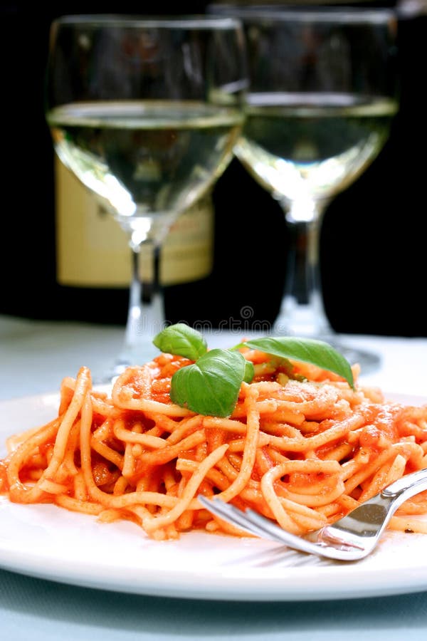 Spaghetti et vin photo stock. Image du spaghetti 35898542