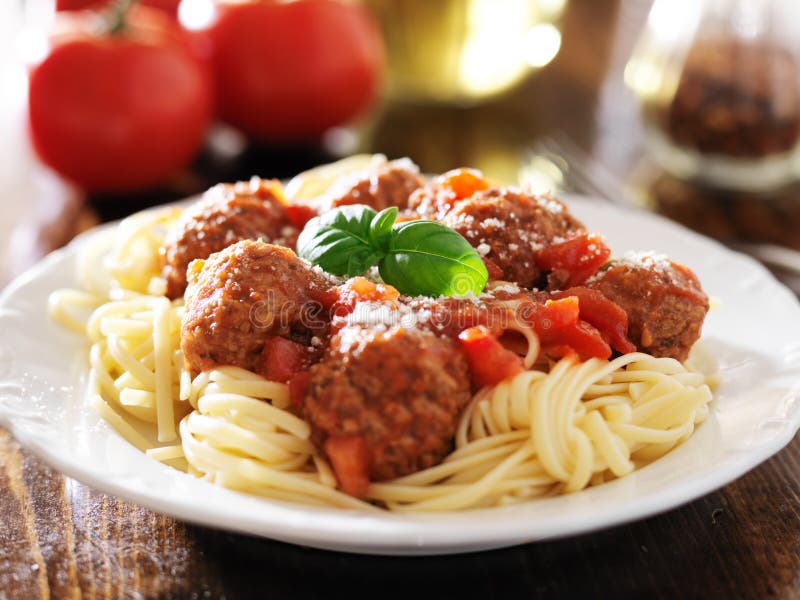 Spaghetti e polpette con il contorno del basilico immagini stock libere da diritti Spaghetti e polpette con il contorno del basilico immagini stock libere da diritti
