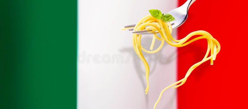 Spaghetti en forme de coeur au-dessus du drapeau italien photo stock Spaghetti en forme de coeur au-dessus du drapeau italien photo stock