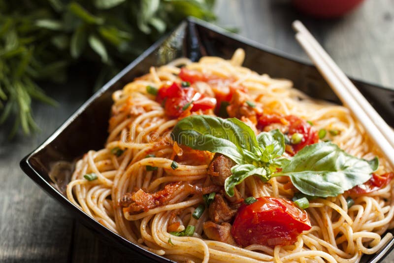 Spaghetti En Sauce Tomate Avec Le Poulet Photo stock Image du