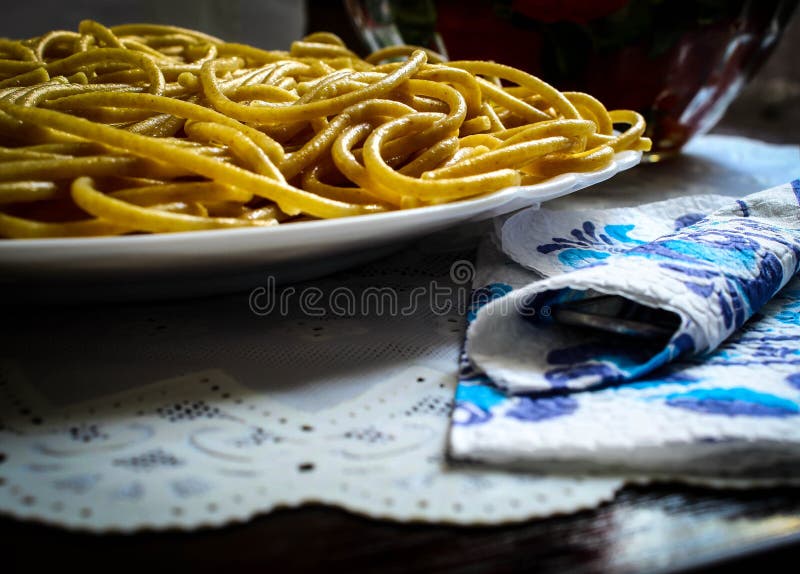 Spaghetti jasnobrązowy, cała pszeniczna mąka w białym talerzu zdjęcie stock Spaghetti jasnobrązowy, cała pszeniczna mąka w białym talerzu zdjęcie stock